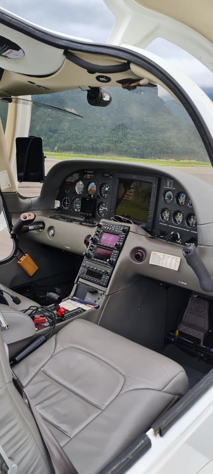 CIRRUS SR22 – 2002 — foto 10 de 12