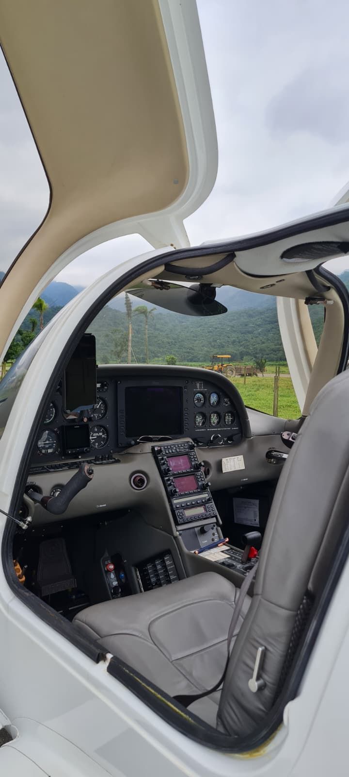 CIRRUS SR22 – 2002 — foto 11 de 12