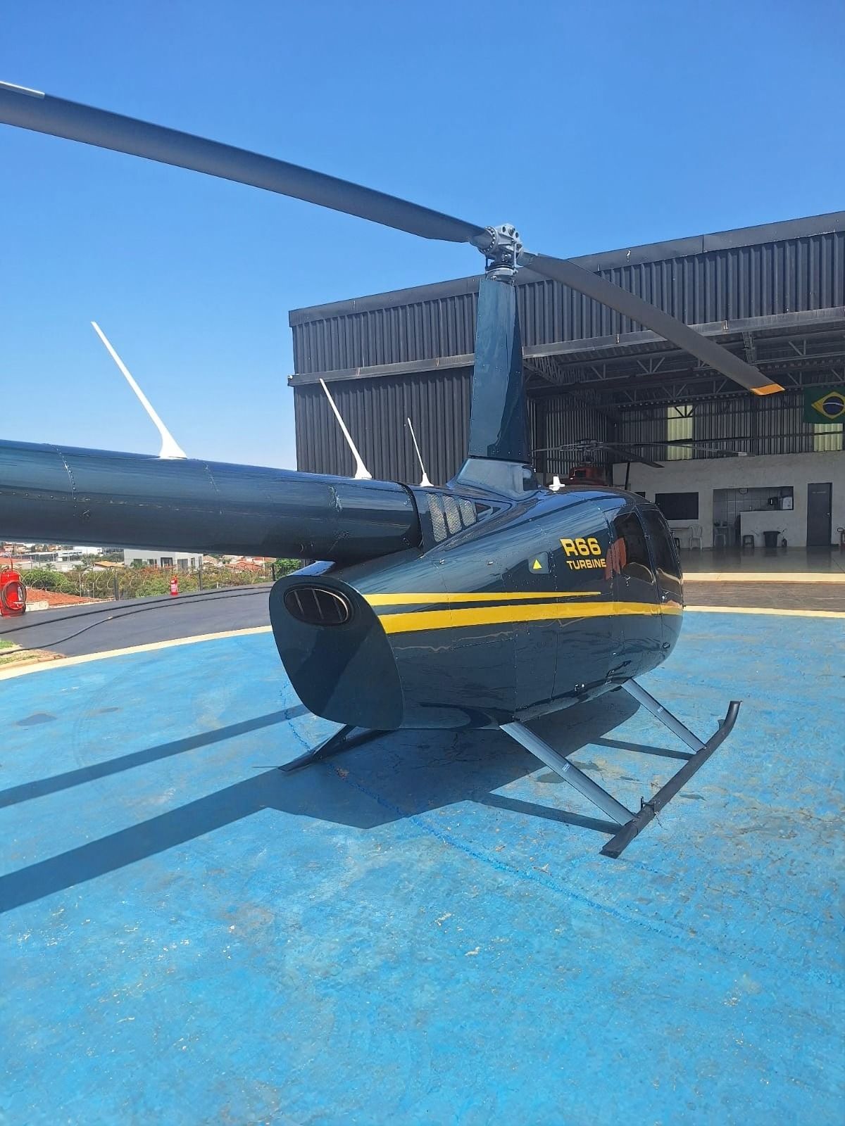 ROBINSON R66 2013 — foto 8 de 12