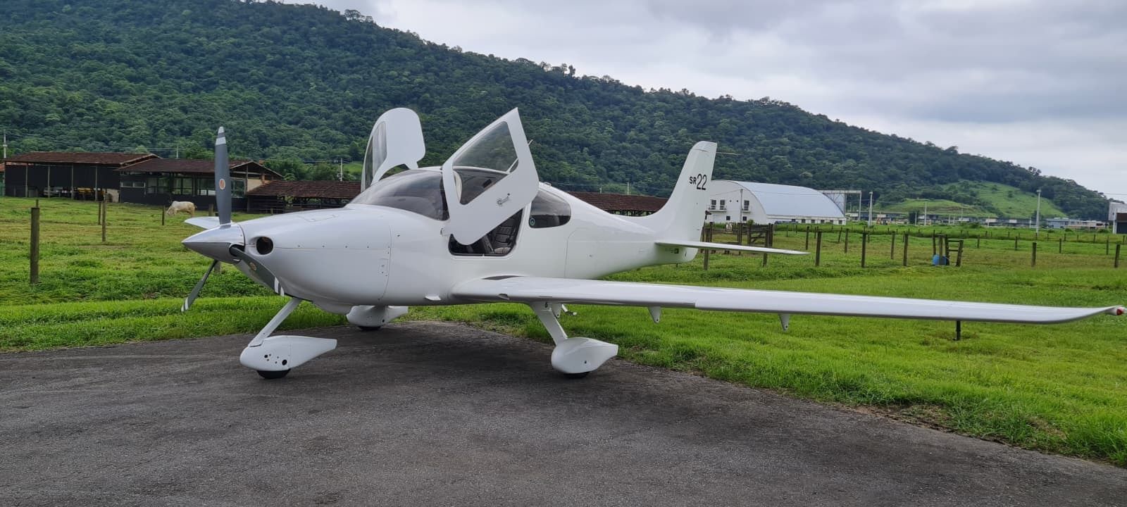 CIRRUS SR22 – 2002 — foto 3 de 12