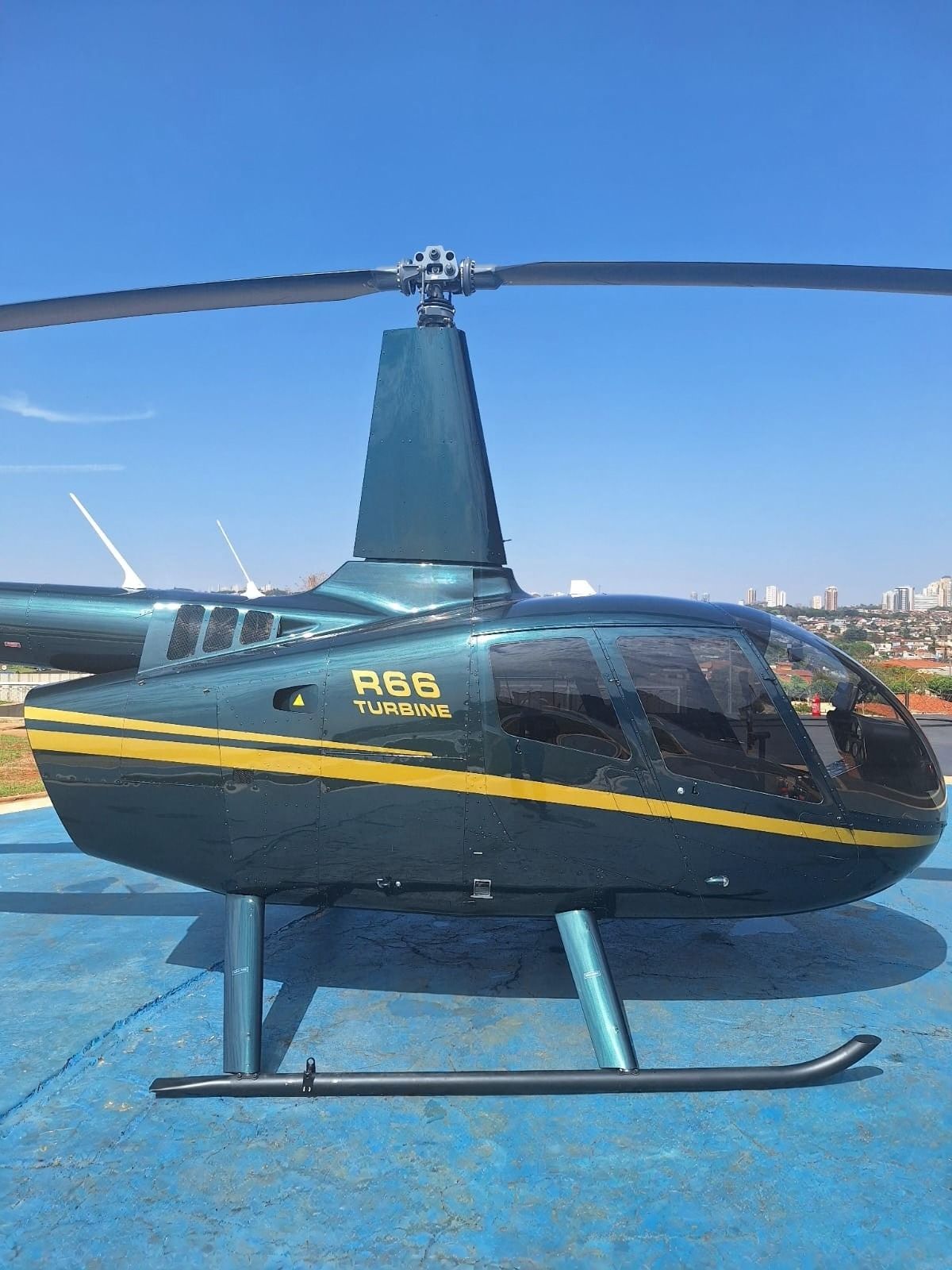 ROBINSON R66 2013 — foto 1 de 12