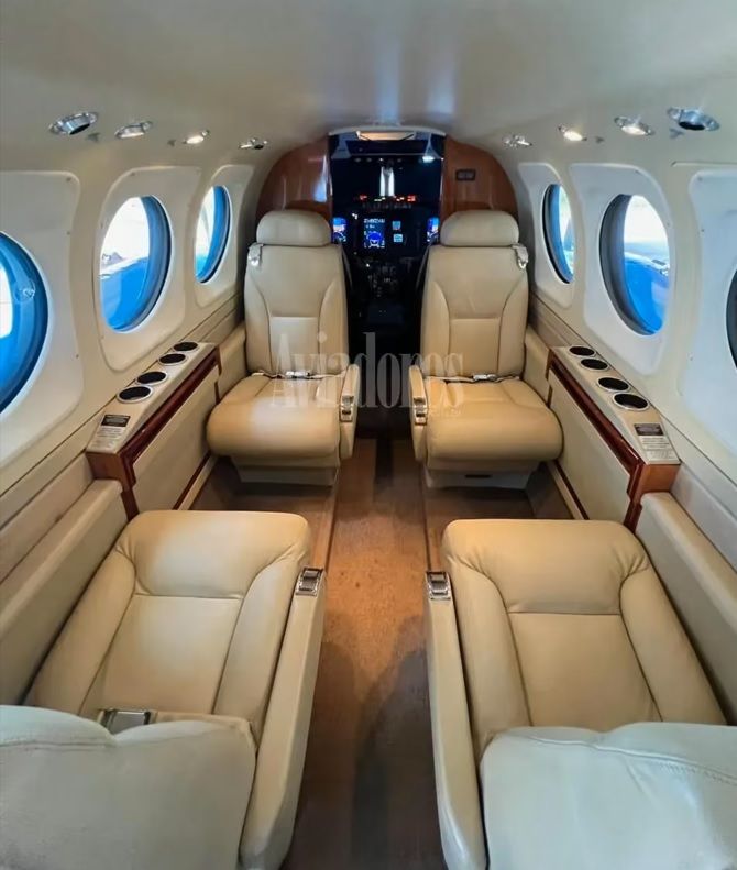 BEECHCRAFT KING AIR C90GTx 2014 — foto 8 de 13