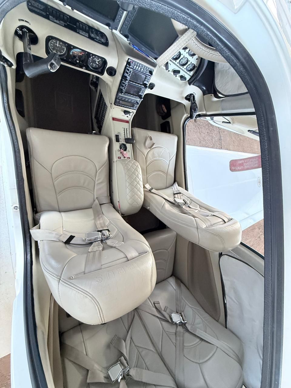CIRRUS SR22 2004 — foto 12 de 13