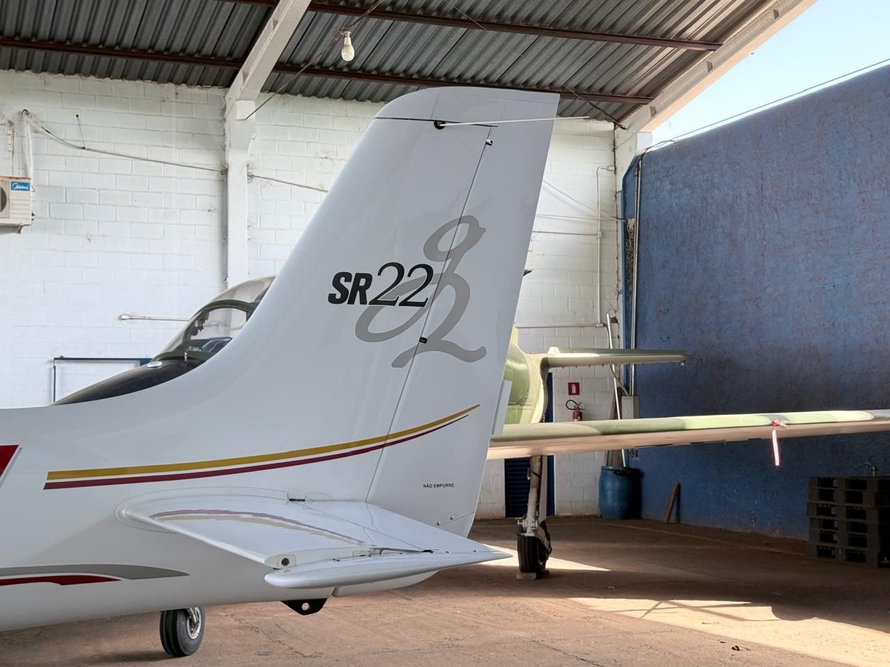 CIRRUS SR22 2004 — foto 11 de 13