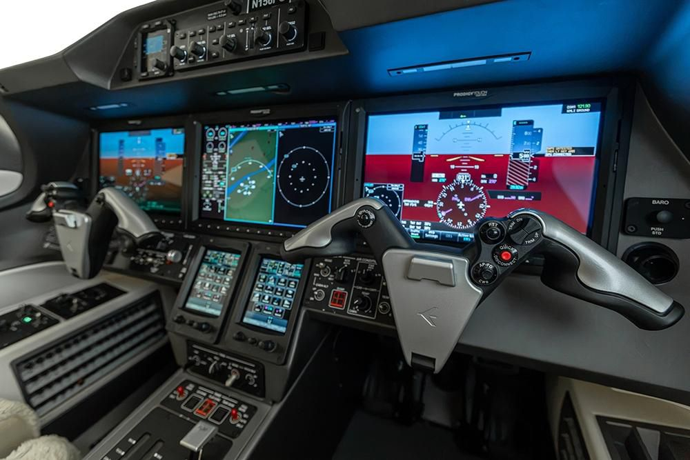EMBRAER PHENOM 300E 2018 — foto 10 de 12