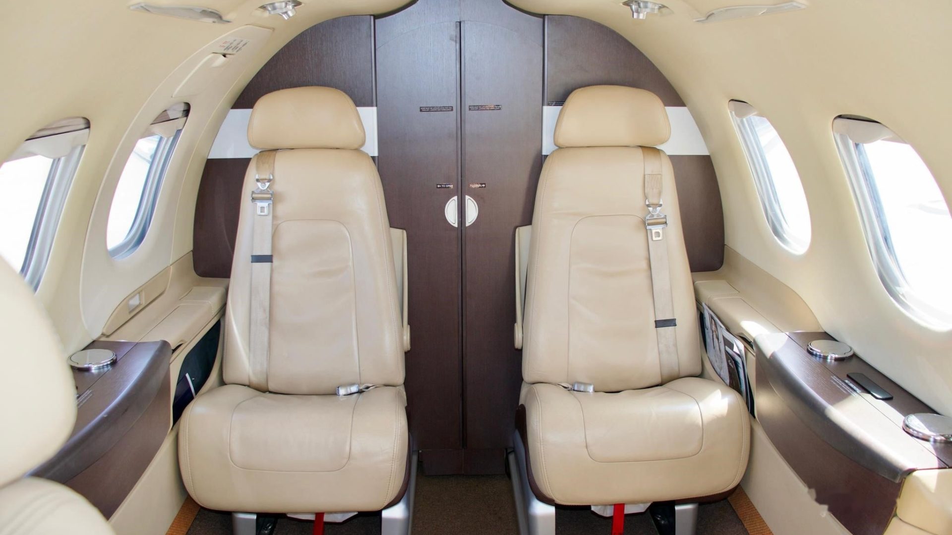 EMBRAER PHENOM 100 2009 — foto 4 de 5