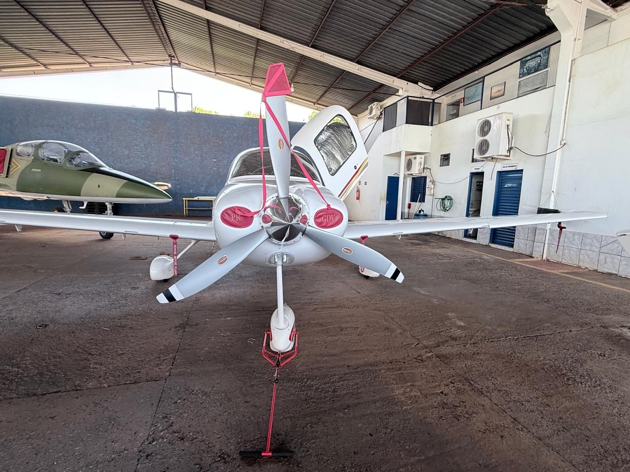 CIRRUS SR22 2004 — foto 10 de 13