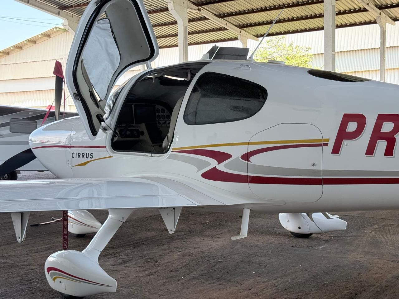 CIRRUS SR22 2004 — foto 9 de 13