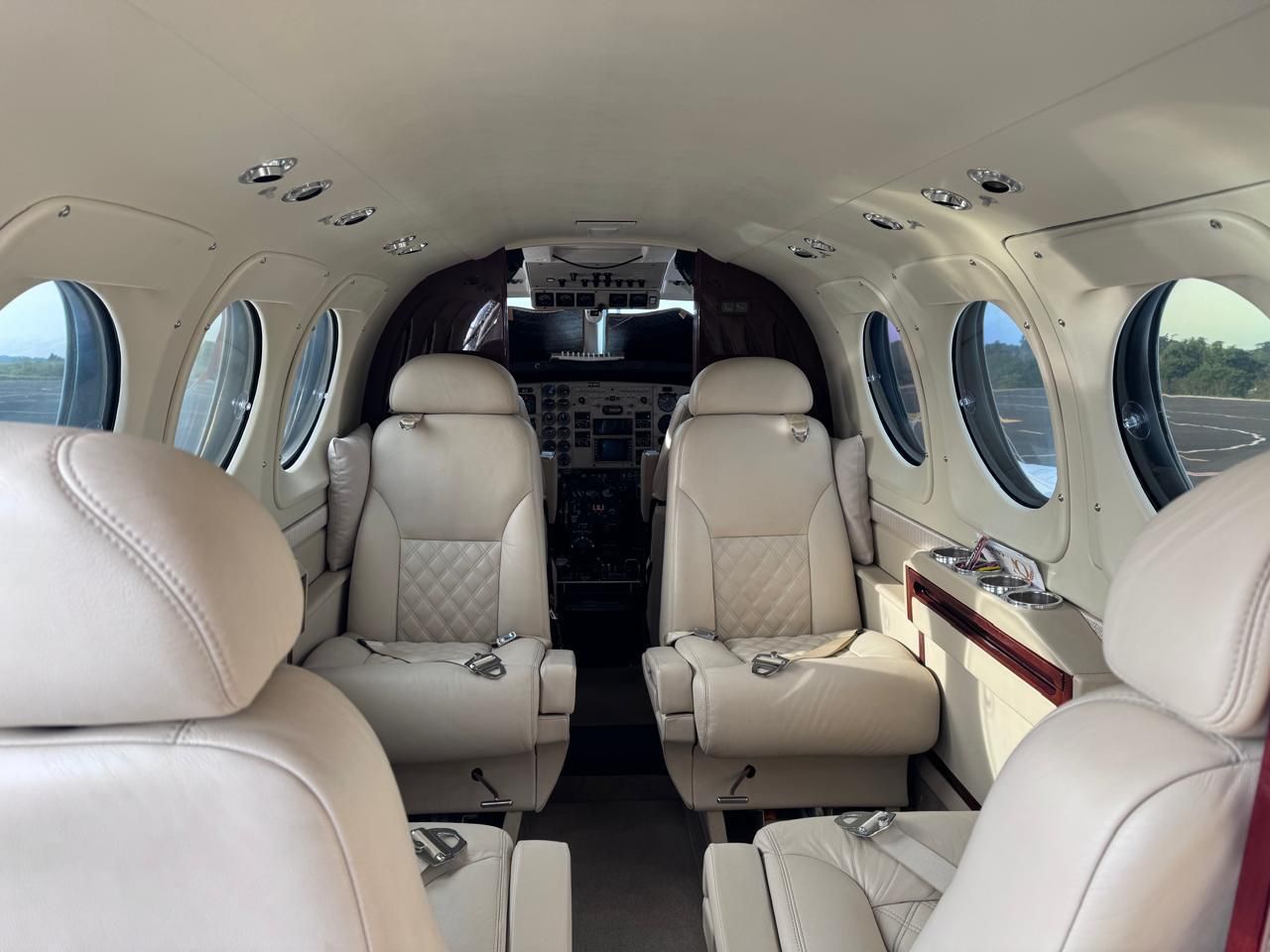 BEECHCRAFT KING AIR C90B 1998 — foto 2 de 3