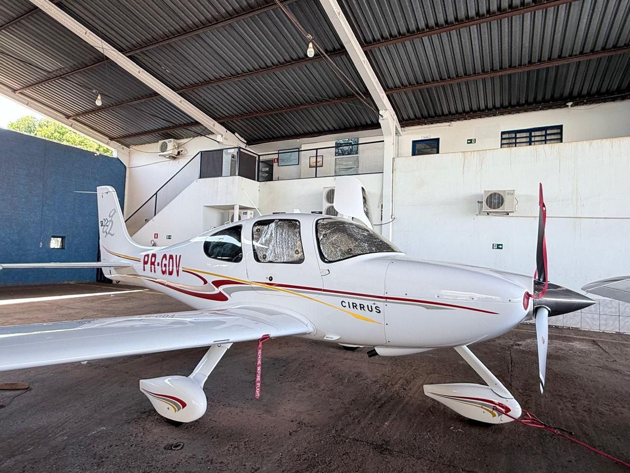 CIRRUS SR22 2004 — foto 8 de 13