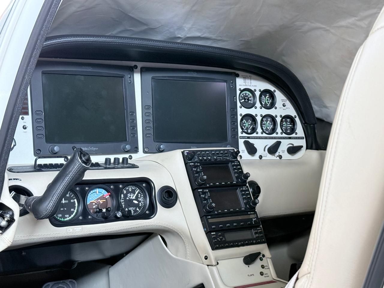 CIRRUS SR22 2004 — foto 5 de 13