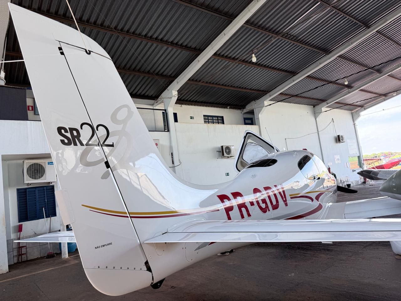 CIRRUS SR22 2004 — foto 4 de 13