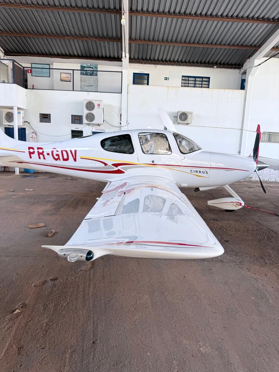 CIRRUS SR22 2004 — foto 2 de 13