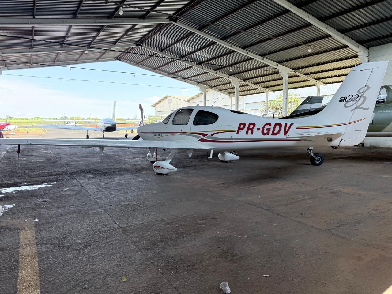 CIRRUS SR22 2004 — foto 3 de 13