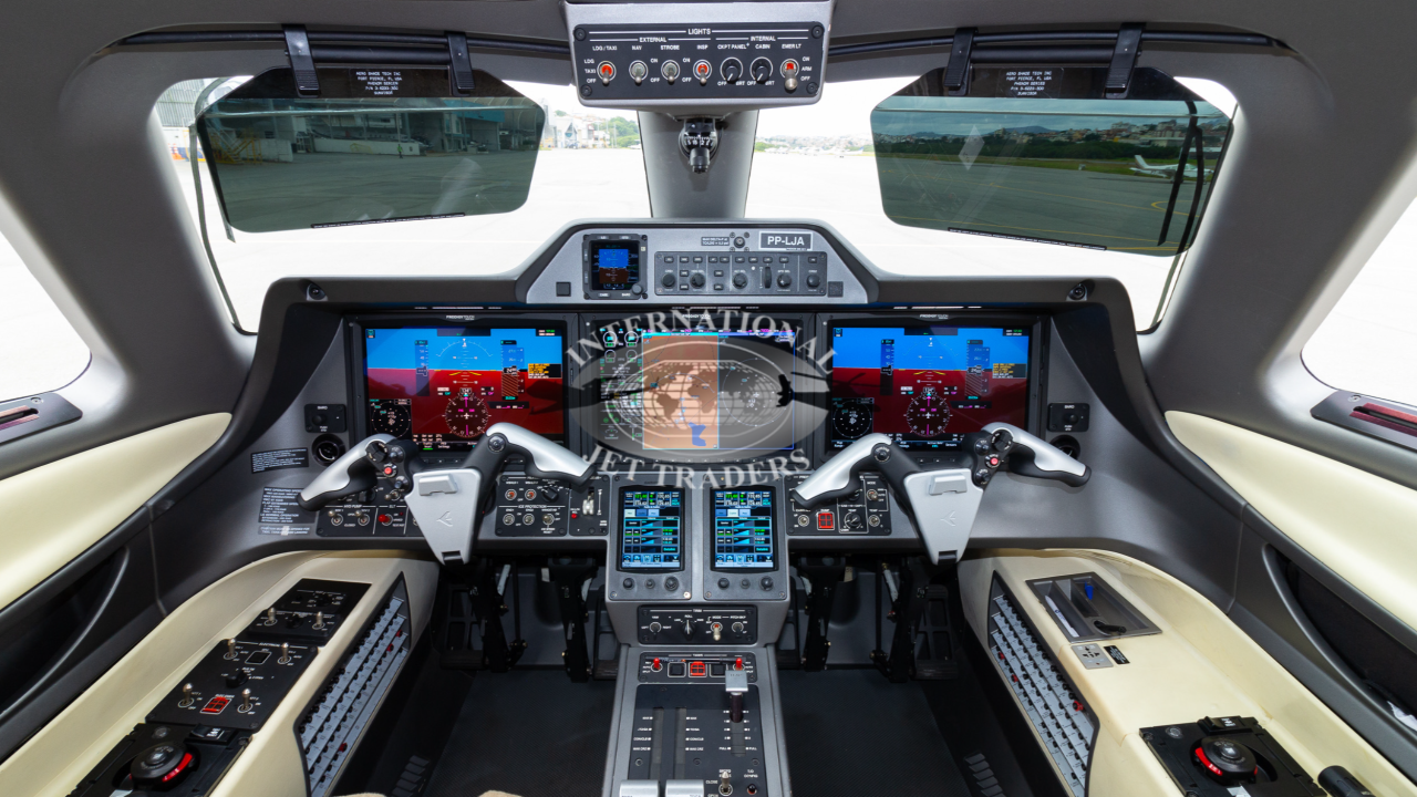 Embraer Phenom 300 2014
