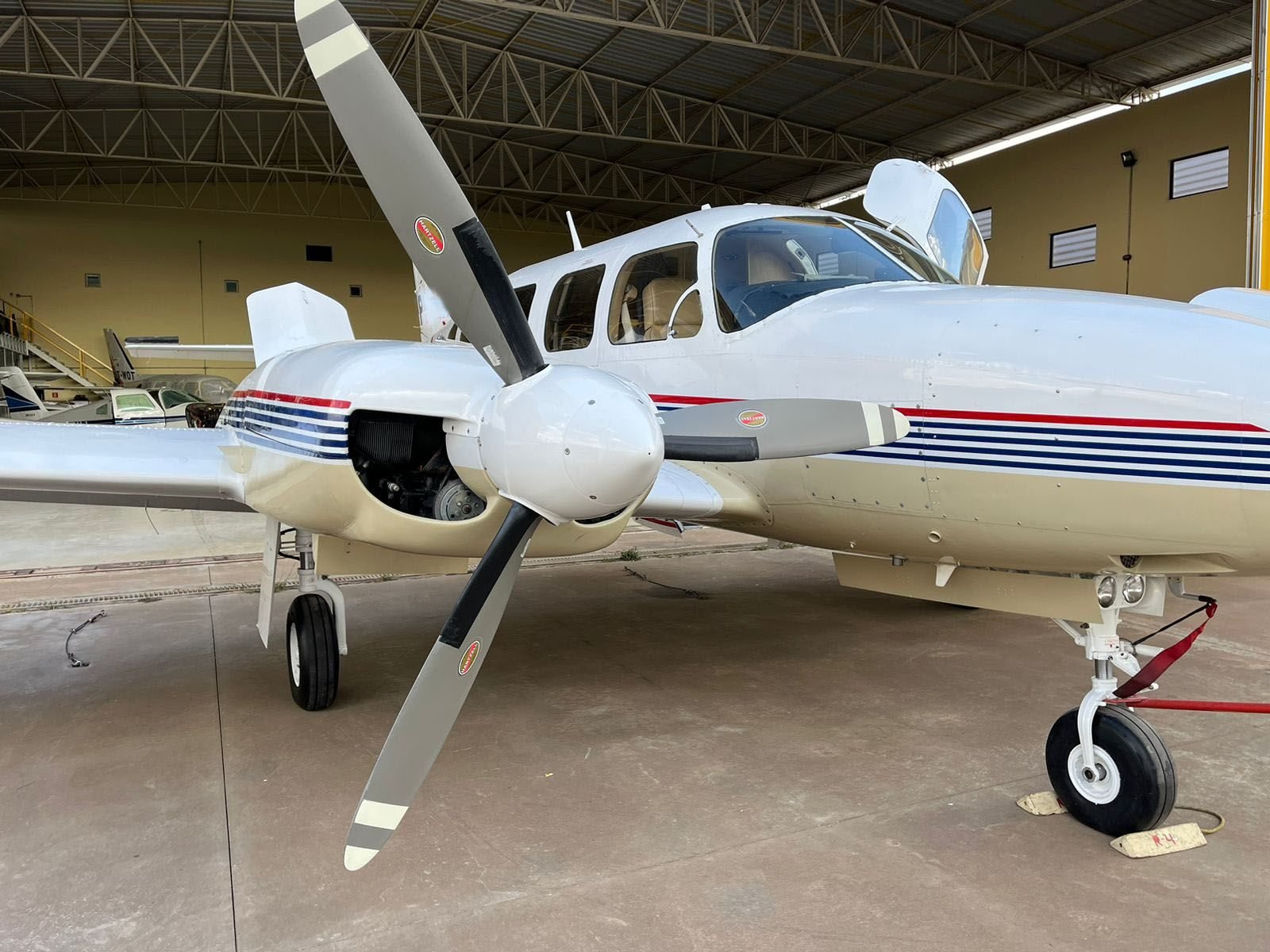 PIPER NAVAJO PA-31-325 1975