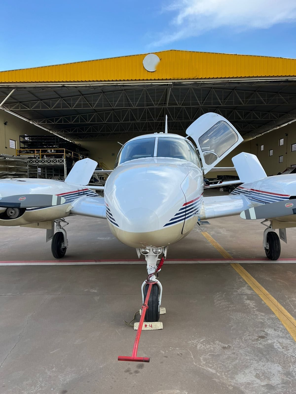 PIPER NAVAJO PA-31-325 1975