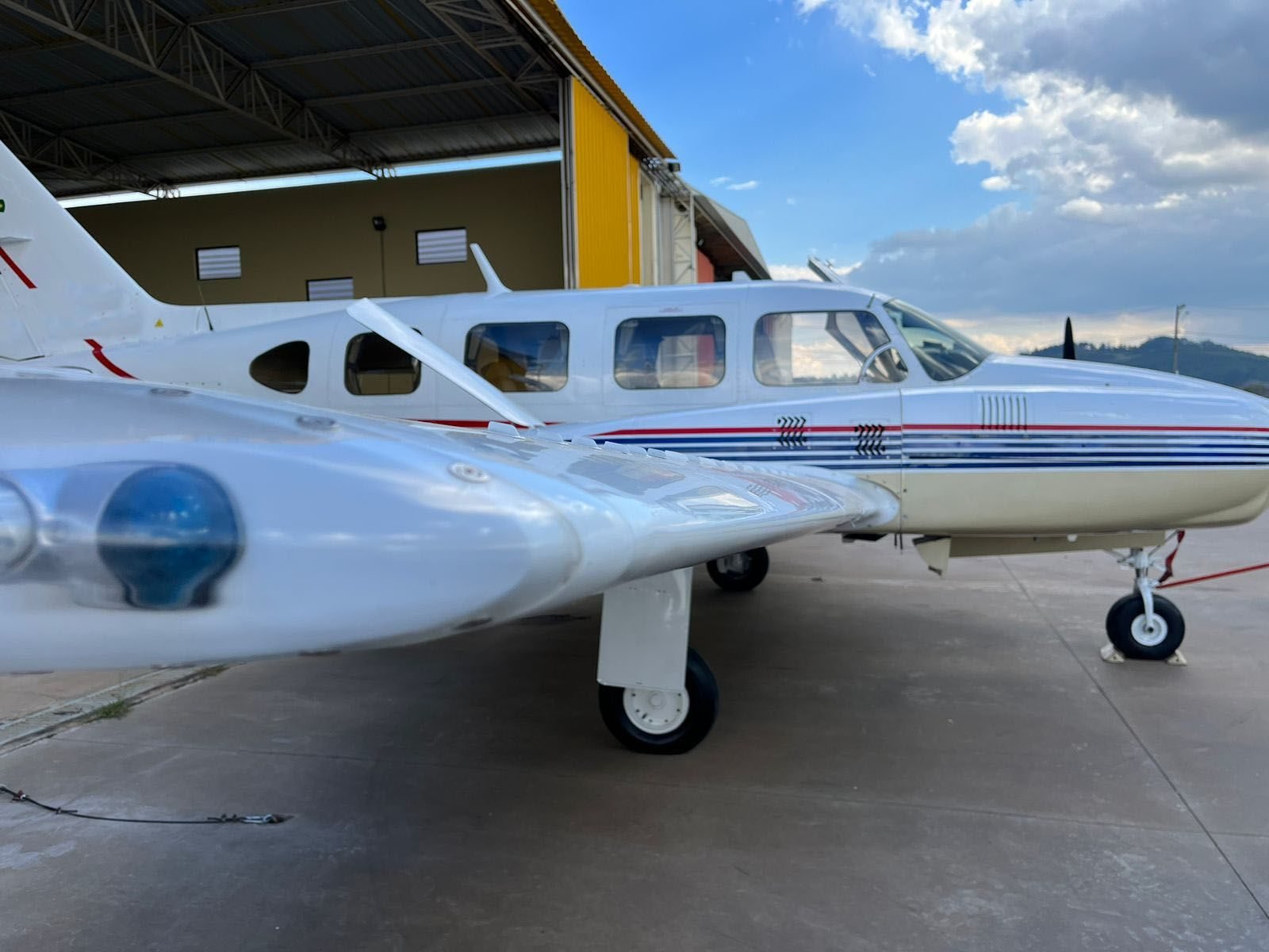 PIPER NAVAJO PA-31-325 1975