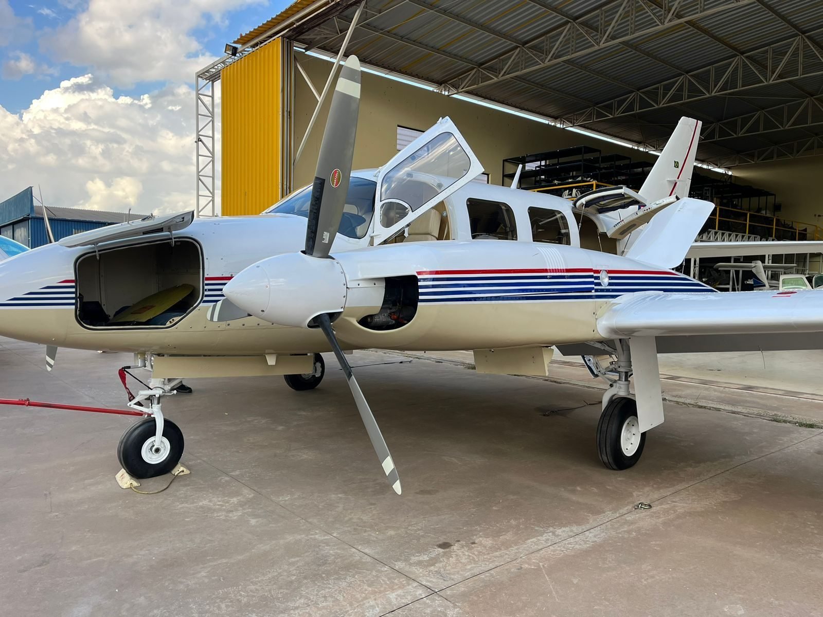 PIPER NAVAJO PA-31-325 1975