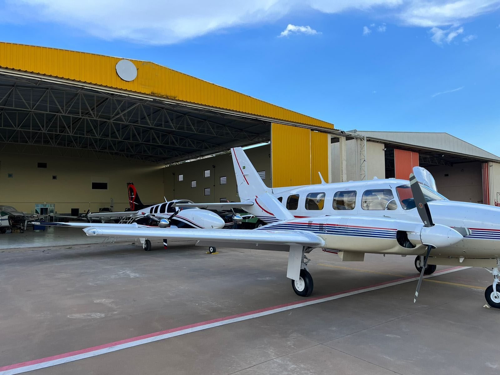 PIPER NAVAJO PA-31-325 1975