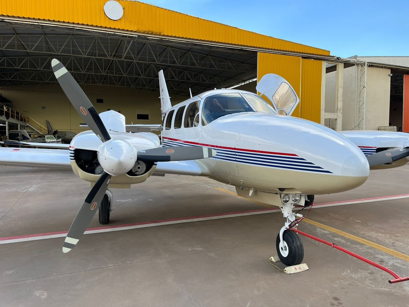 PIPER NAVAJO PA-31-325 1975