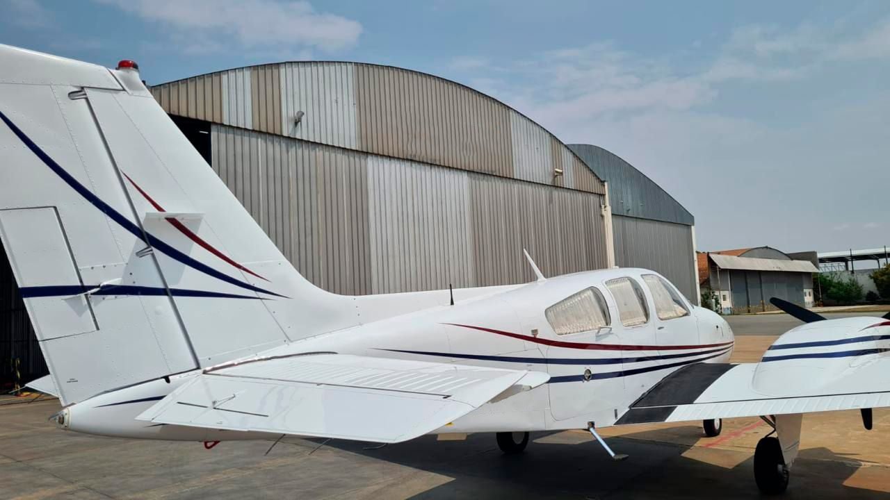 BEECHCRAFT BARON B55 1982 BEECHCRAFT BARON B55 1982