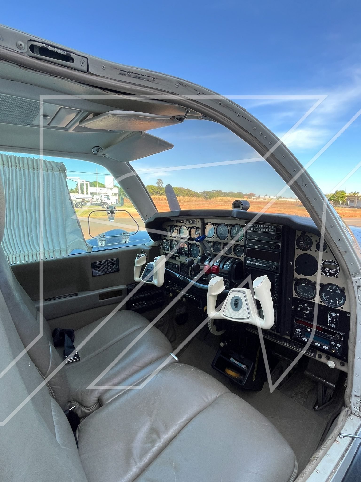 BEECHCRAFT BARON E55 1975 BEECHCRAFT BARON E55 1975