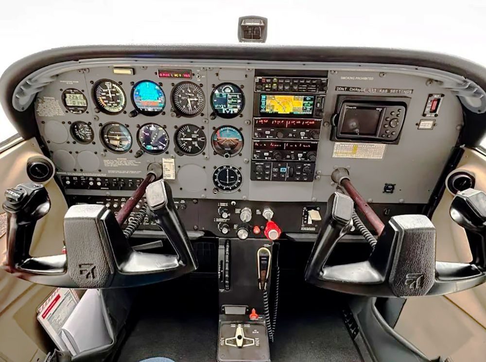CESSNA AIRCRAFT C172R 2000