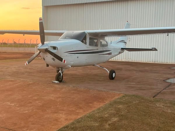 CESSNA T210M CENTURION 1977